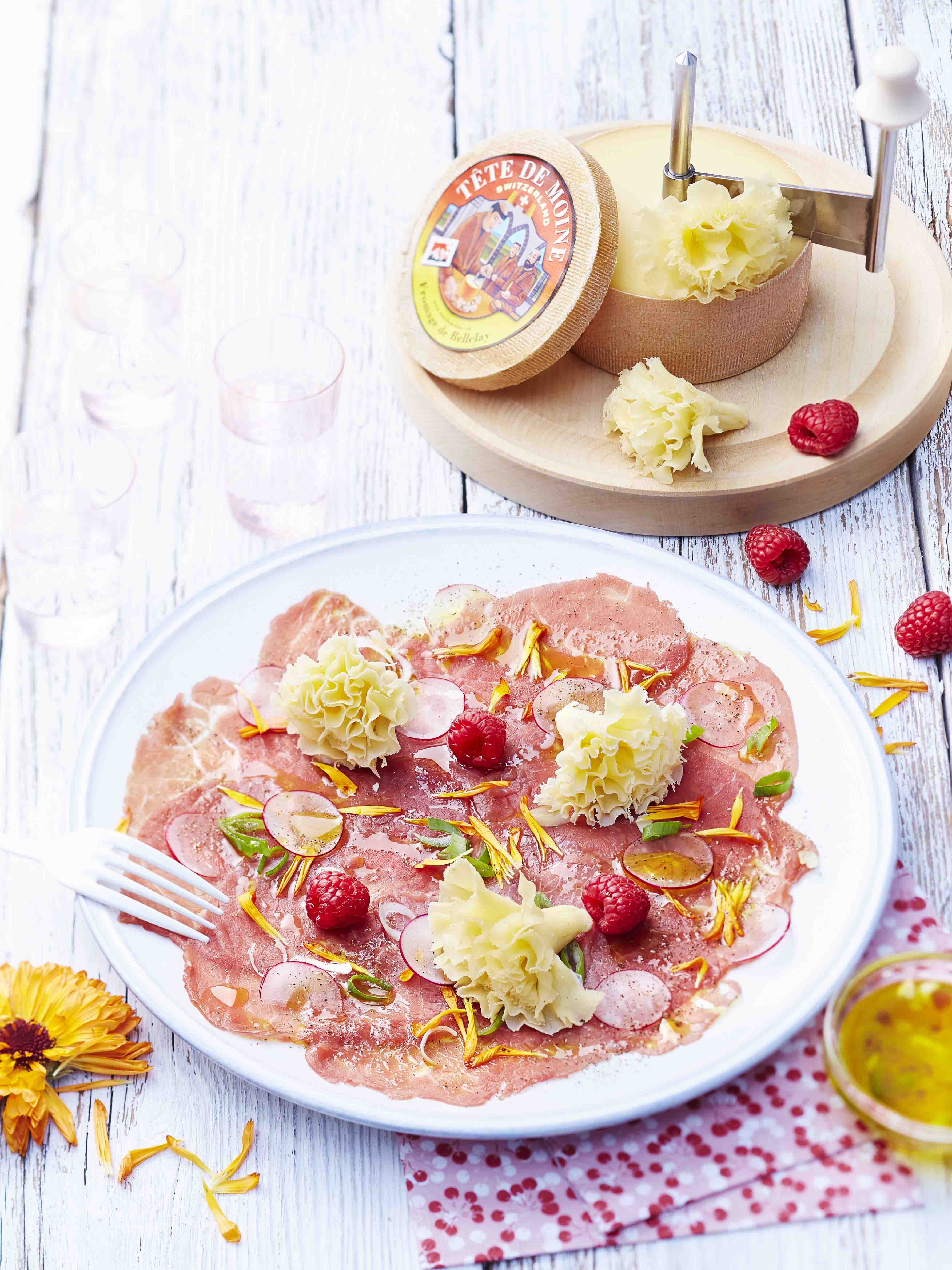 Carpaccio mit Radieschen und Tête de Moine AOP