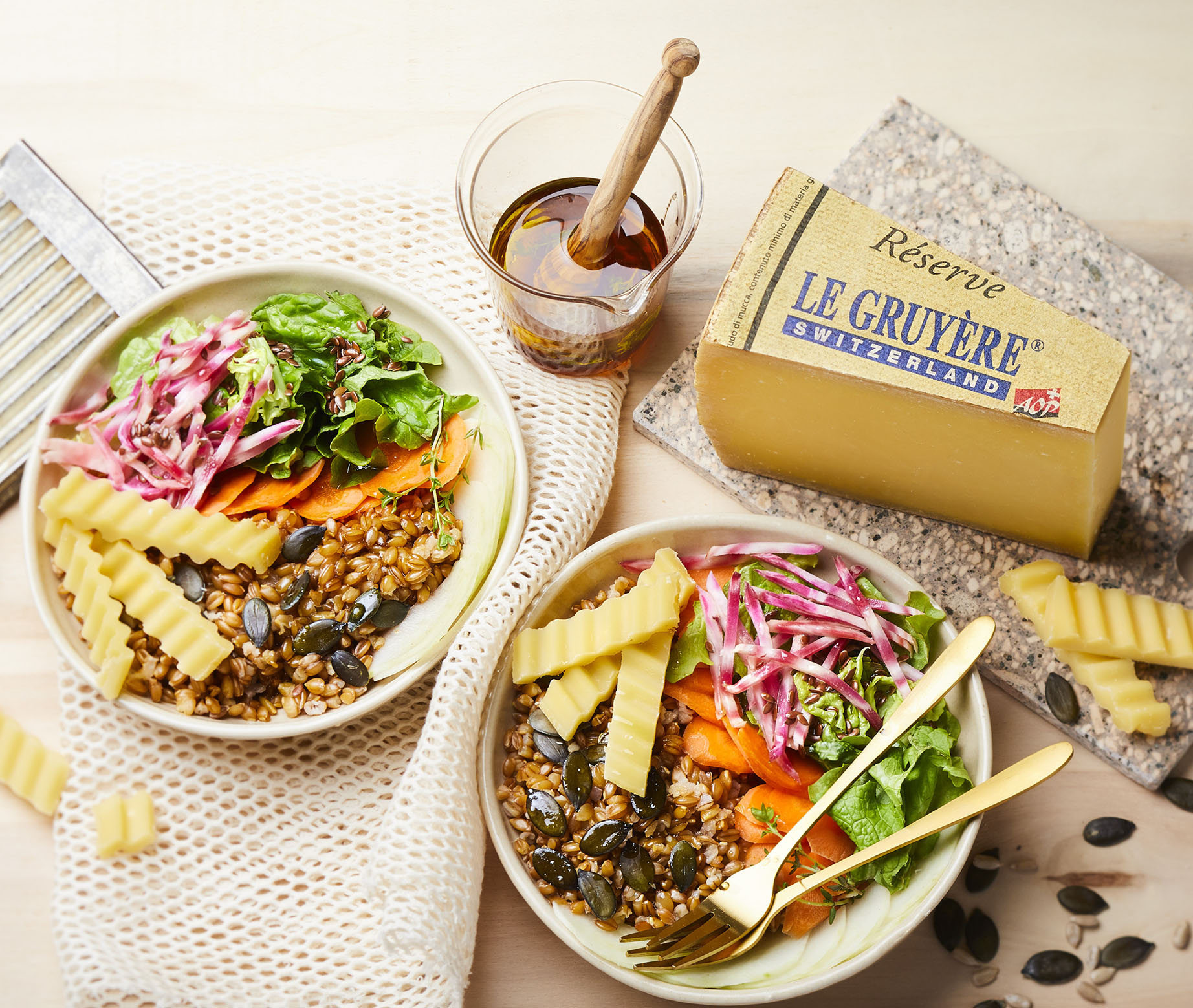 Dinkel-Bowl mit Le Gruyère AOP Réserve und Honig-Vinaigrette