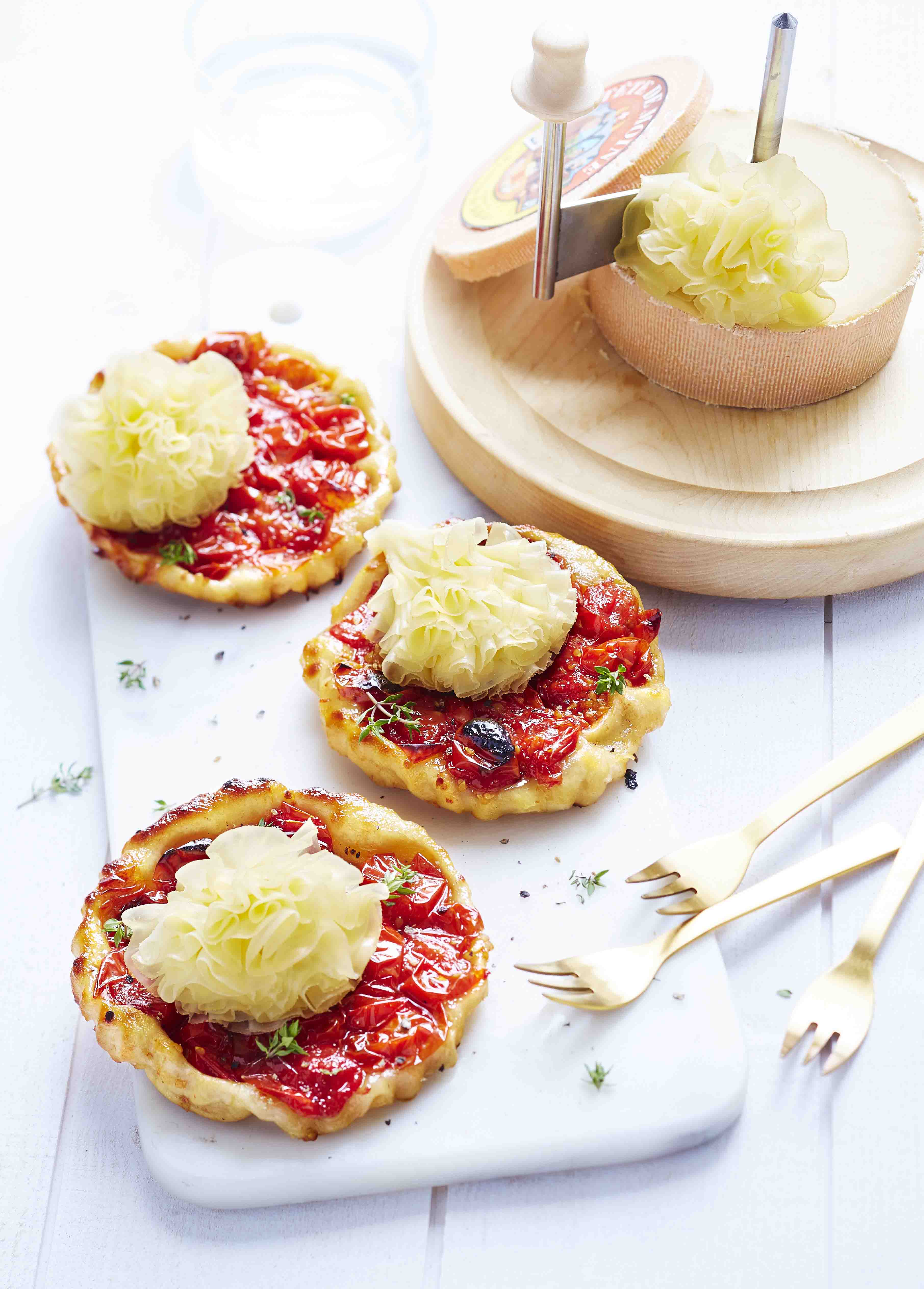 Tartelettes mit Cherrytomaten und Tête de Moine AOP