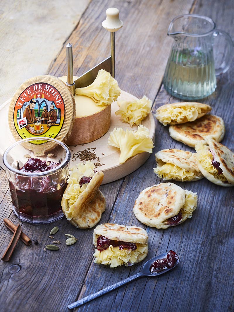 Naan-Brot mit Kirschchutney und Tête de Moine AOP