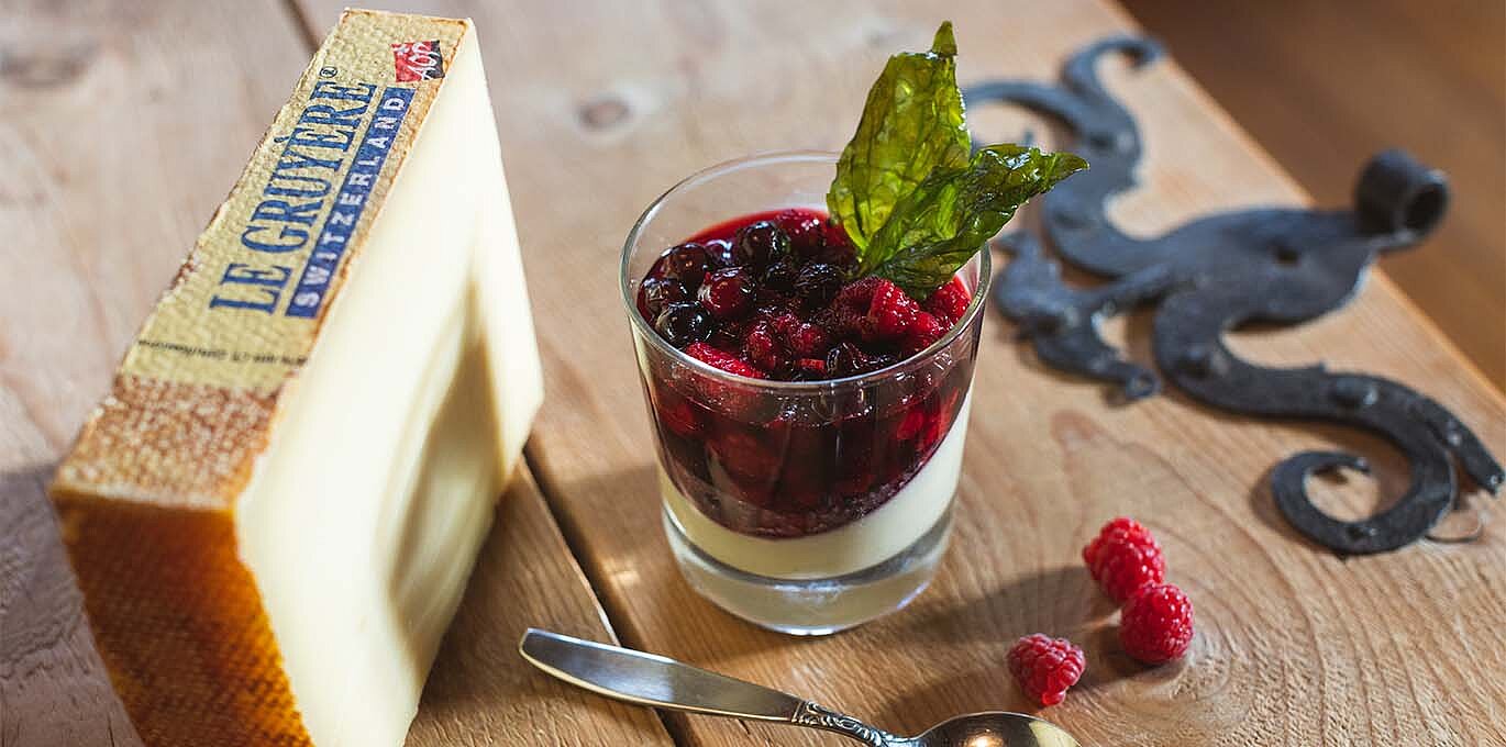 Panna cotta mit Le Gruyère AOP und Beeren-Topping