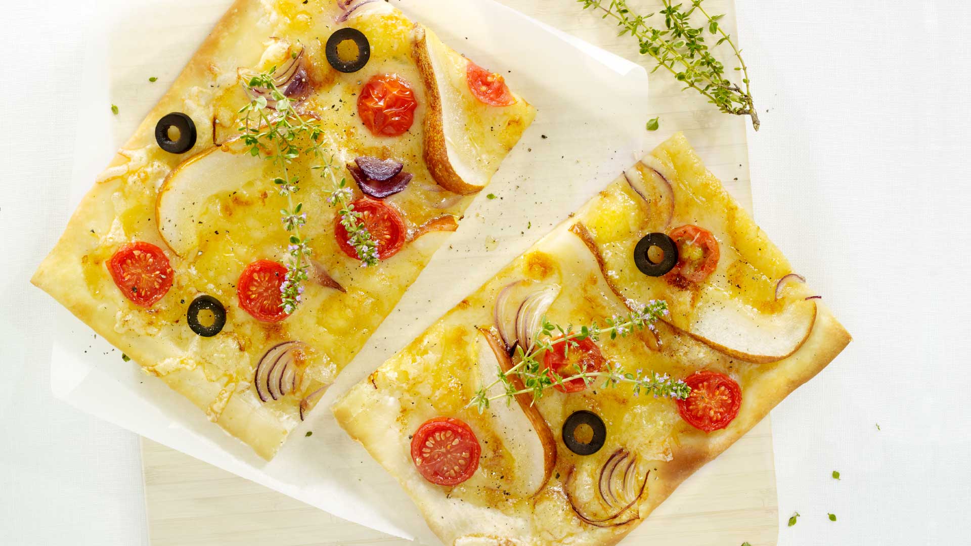 Pizza mit Birnen und Schweizer Emmentaler AOP