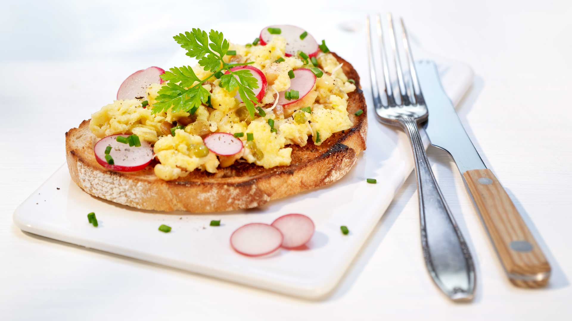 Bruschetta mit Sprossen-Rührei und Schweizer Emmentaler AOP