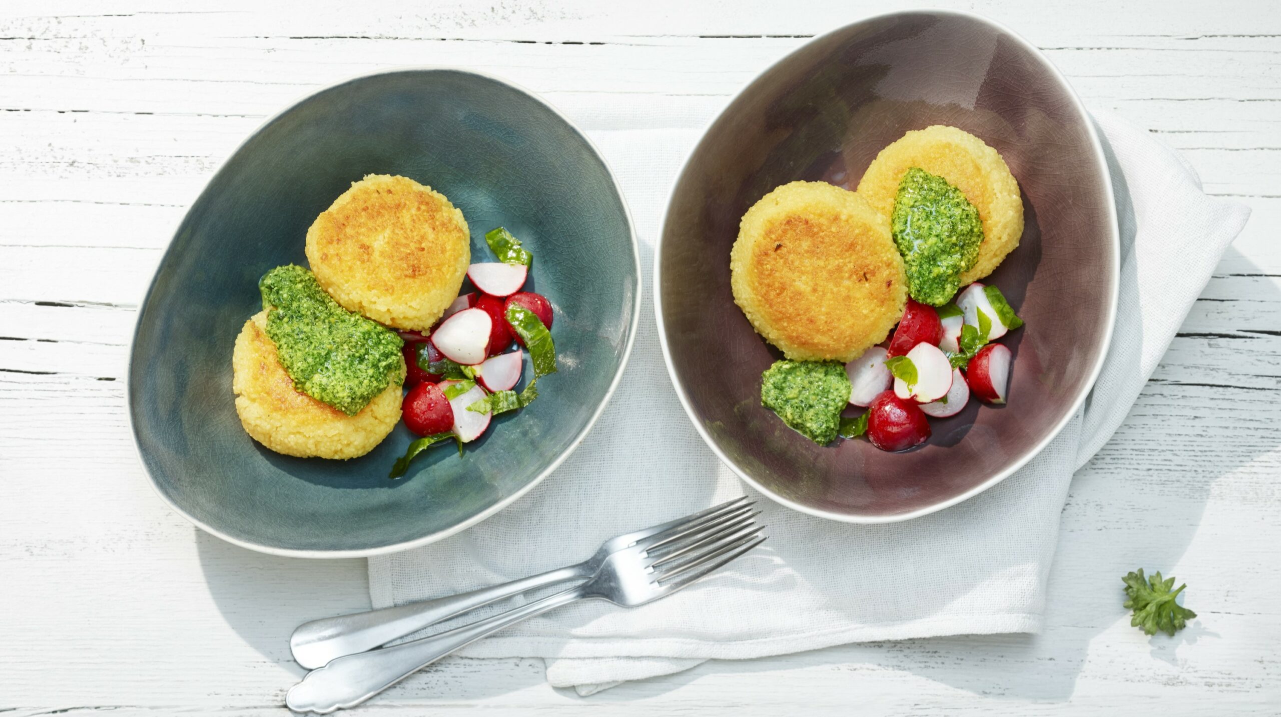 Couscous-Küchlein mit grüner Salsa und Radieschensalat