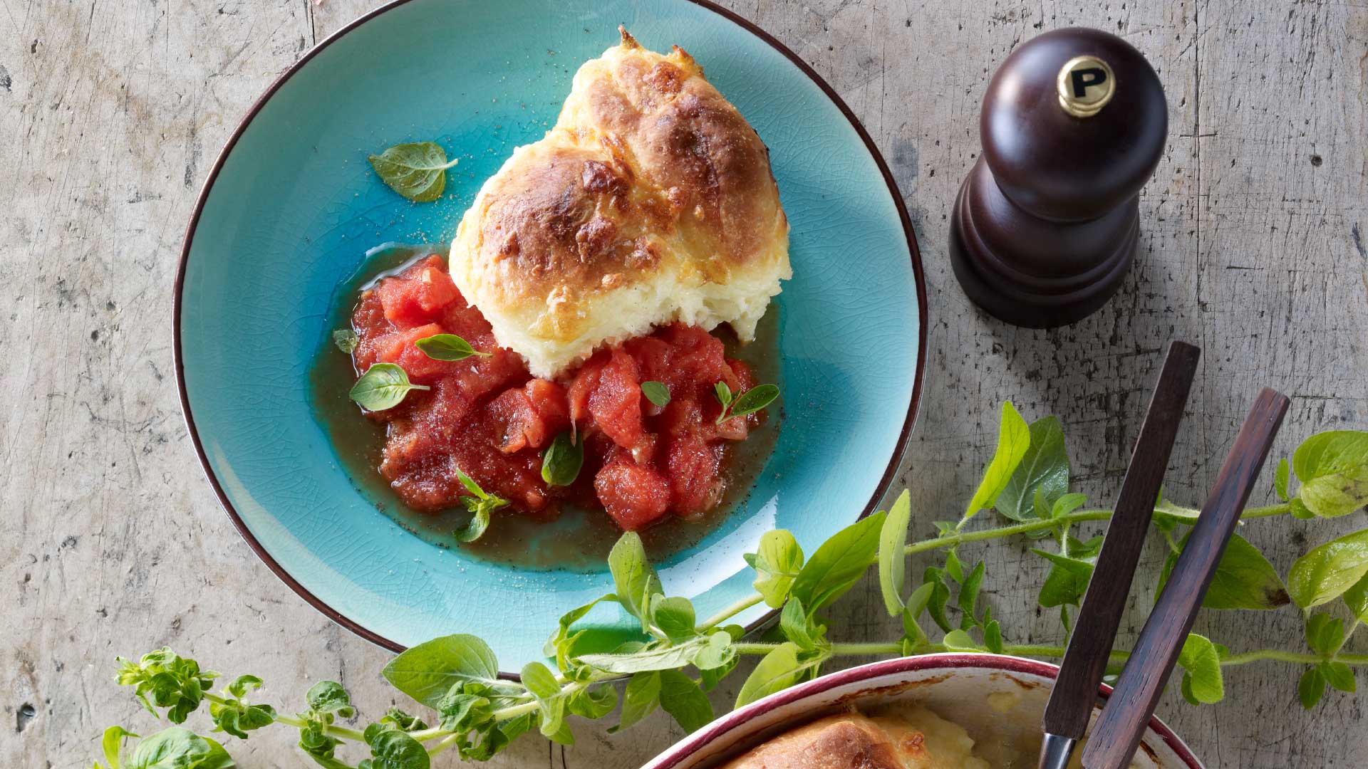 Pikante Dampfnudel mit Tomatensauce und Schweizer Emmentaler AOP