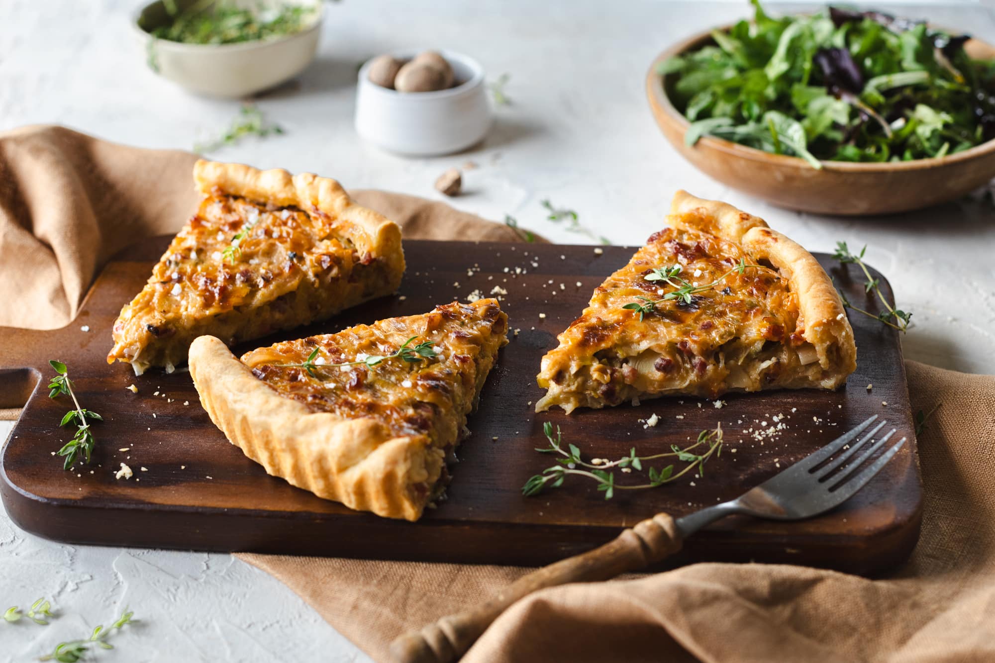 Lauch-Zwiebel-Kuchen mit Speck und Schweizer Emmentaler AOP