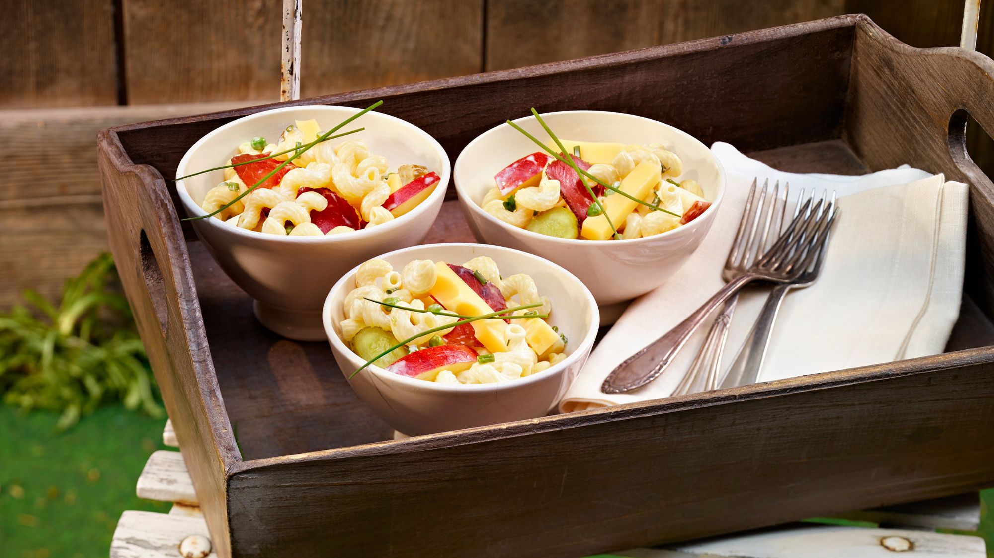 Bunter Nudelsalat mit Schweizer Emmentaler AOP