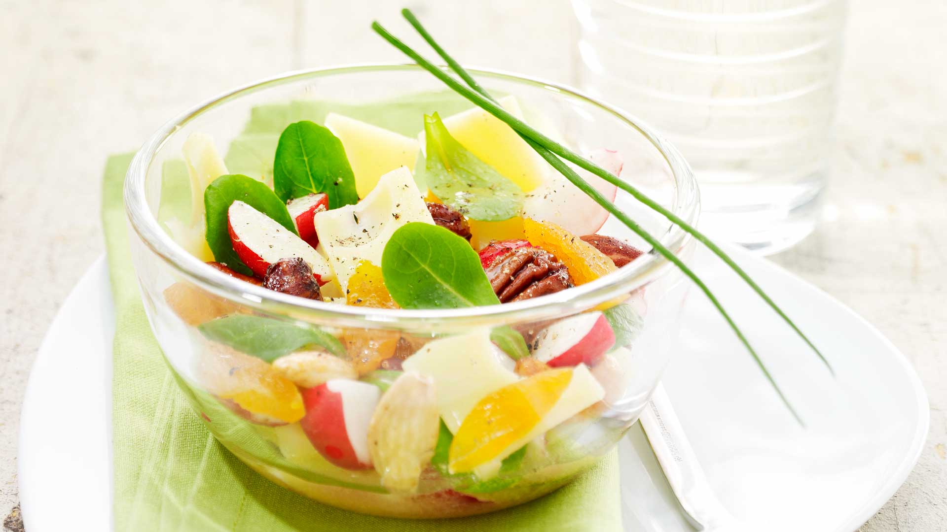 Salat mit Nüssen und Schweizer Emmentaler AOP