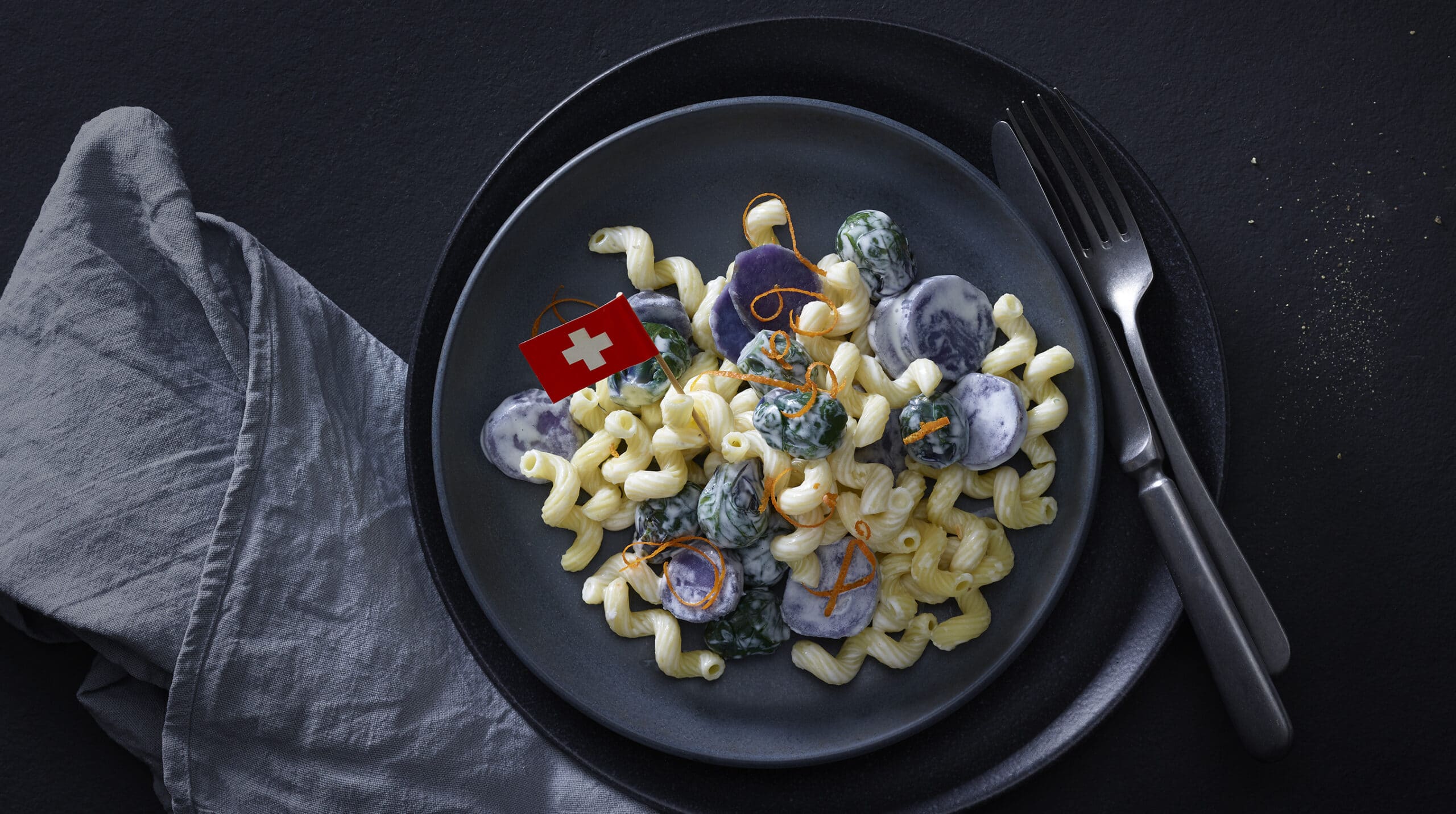 Pasta mit Rosenkohl, violetten Kartoffeln und Schweizer Emmentaler AOP