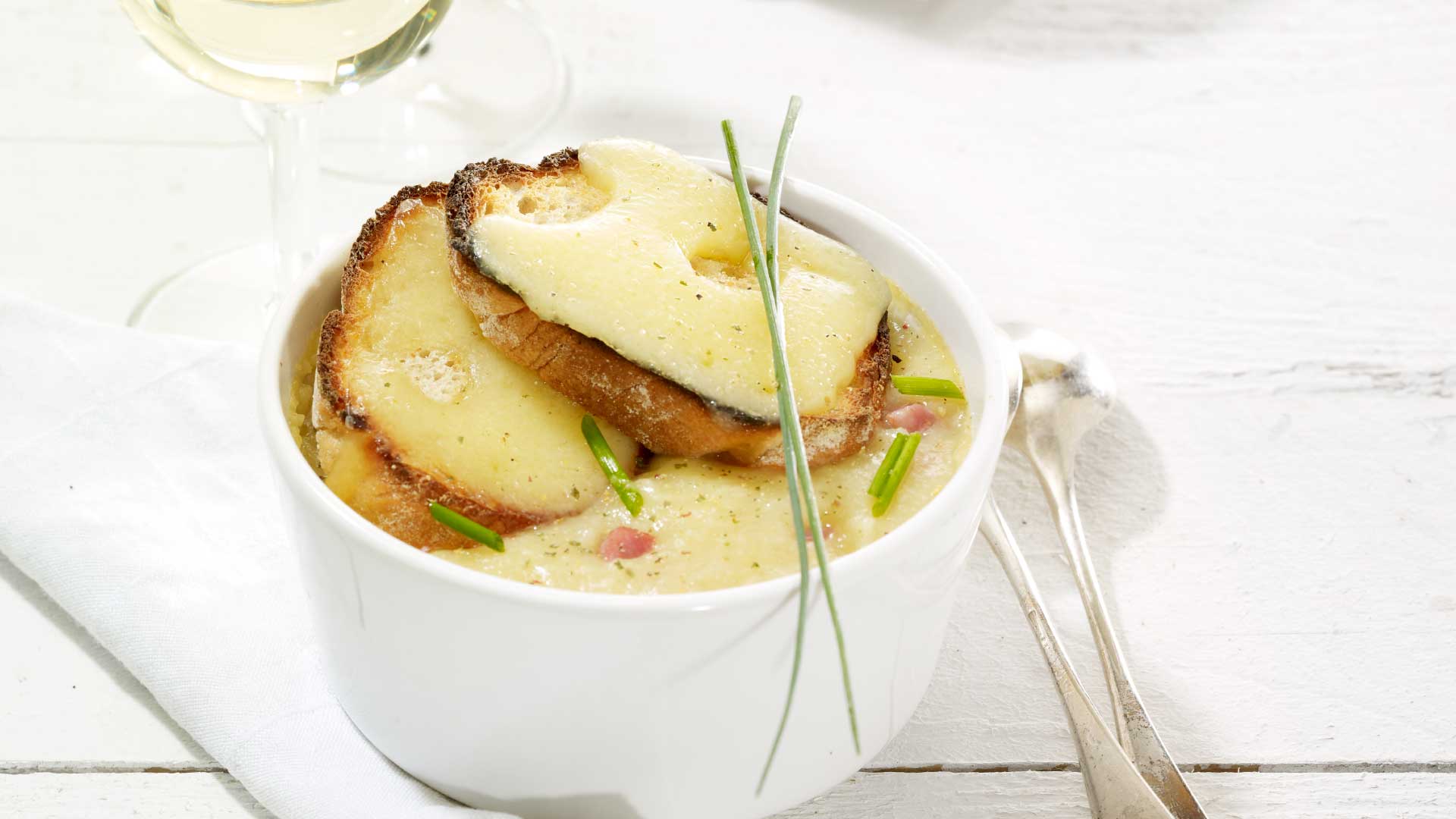 Pastinaken-Senfsuppe mit Schweizer Emmentaler AOP