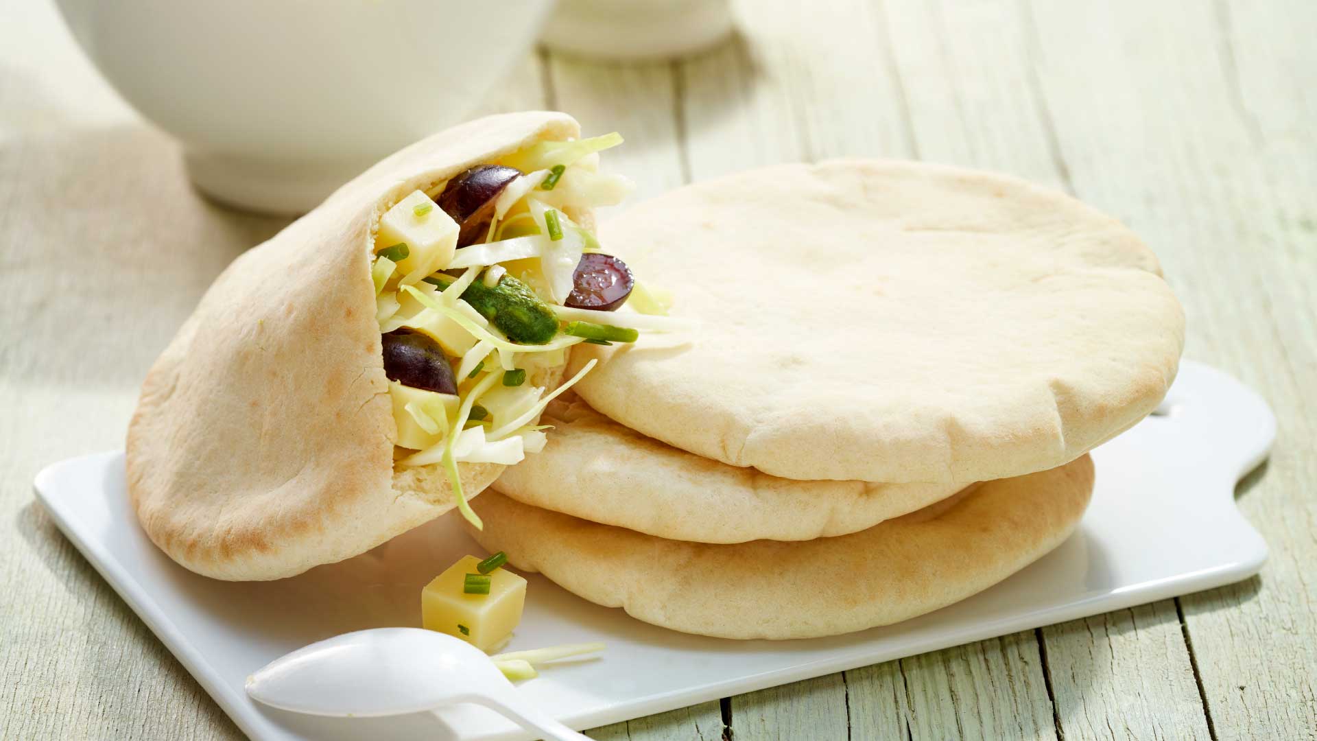 Pita mit Weißkohlsalat und Schweizer Emmentaler AOP