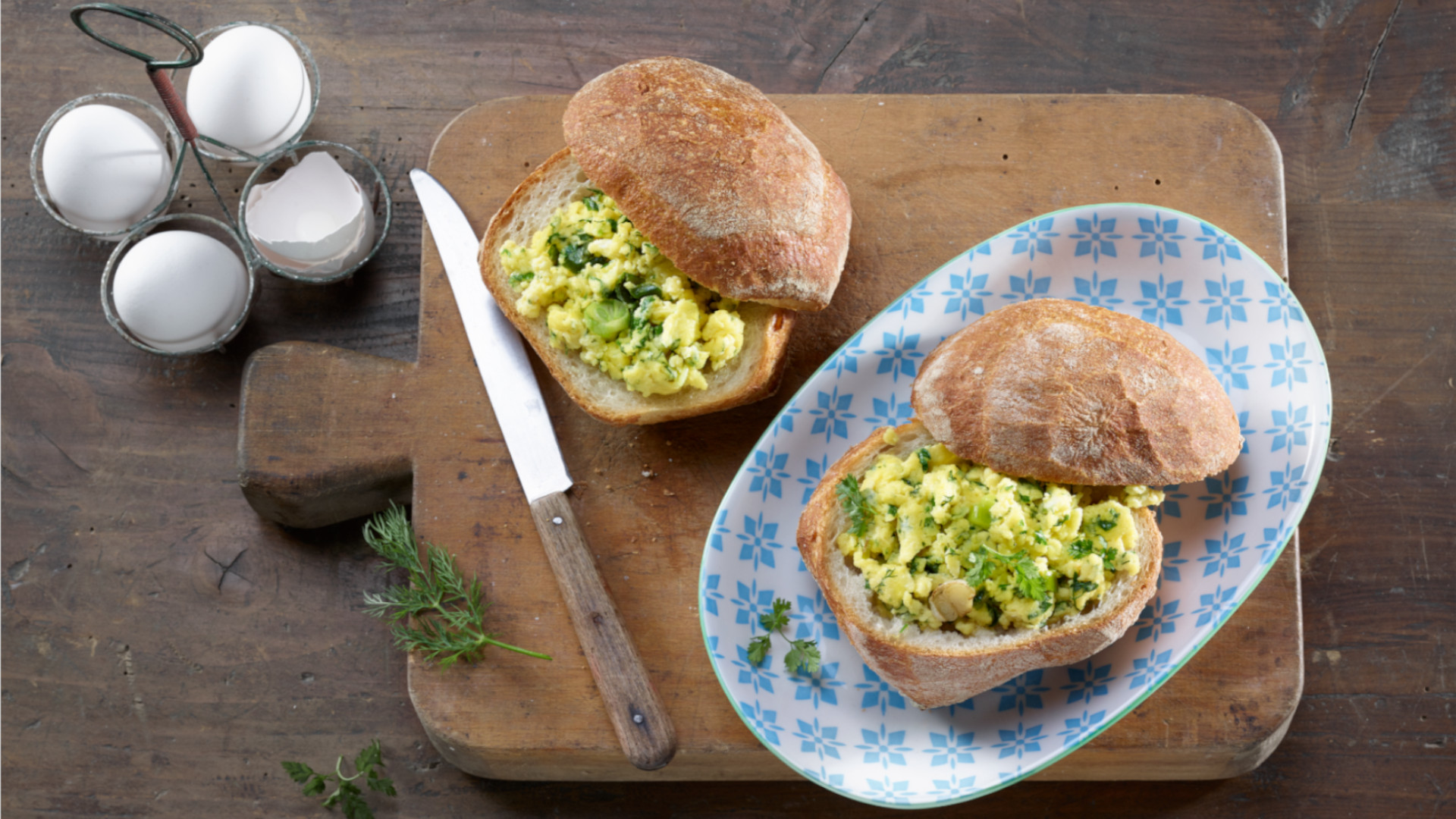 Kräuterrührei-Brötchen mit Schweizer Emmentaler AOP