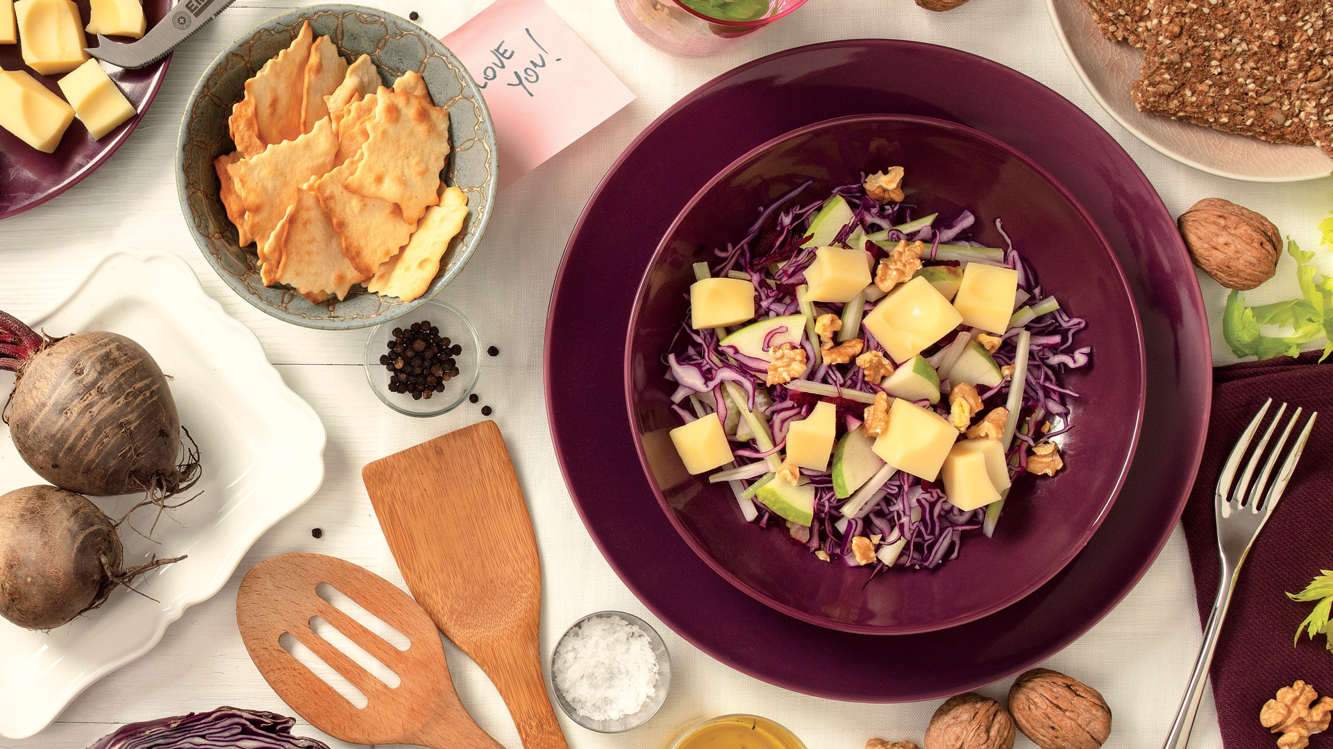 Apfel-Rotkohlsalat mit Schweizer Emmentaler AOP