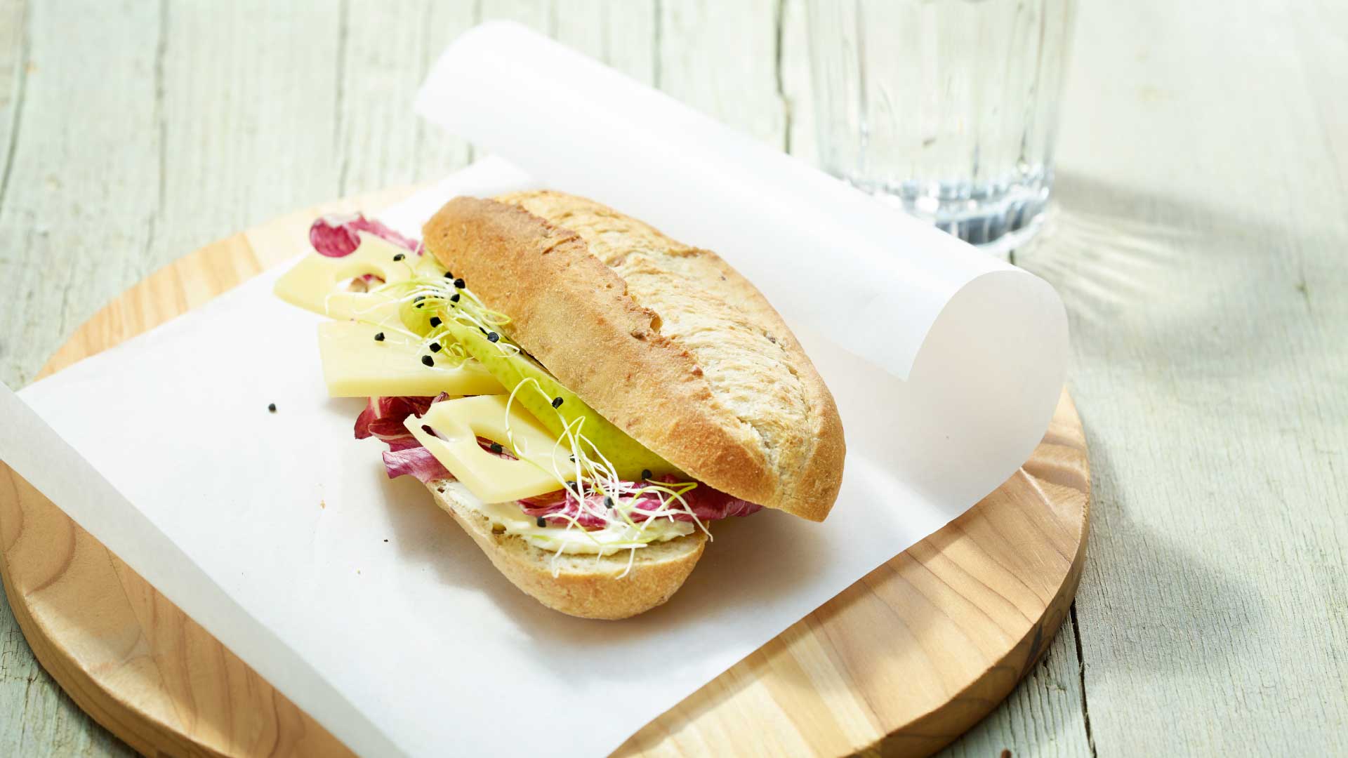 Sandwich mit Birne und Schweizer Emmentaler AOP