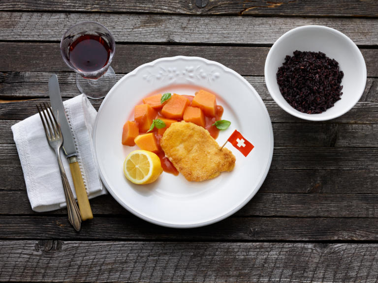 Gefülltes Schweineschnitzel mit Schweizer Emmentaler AOP und Kürbis