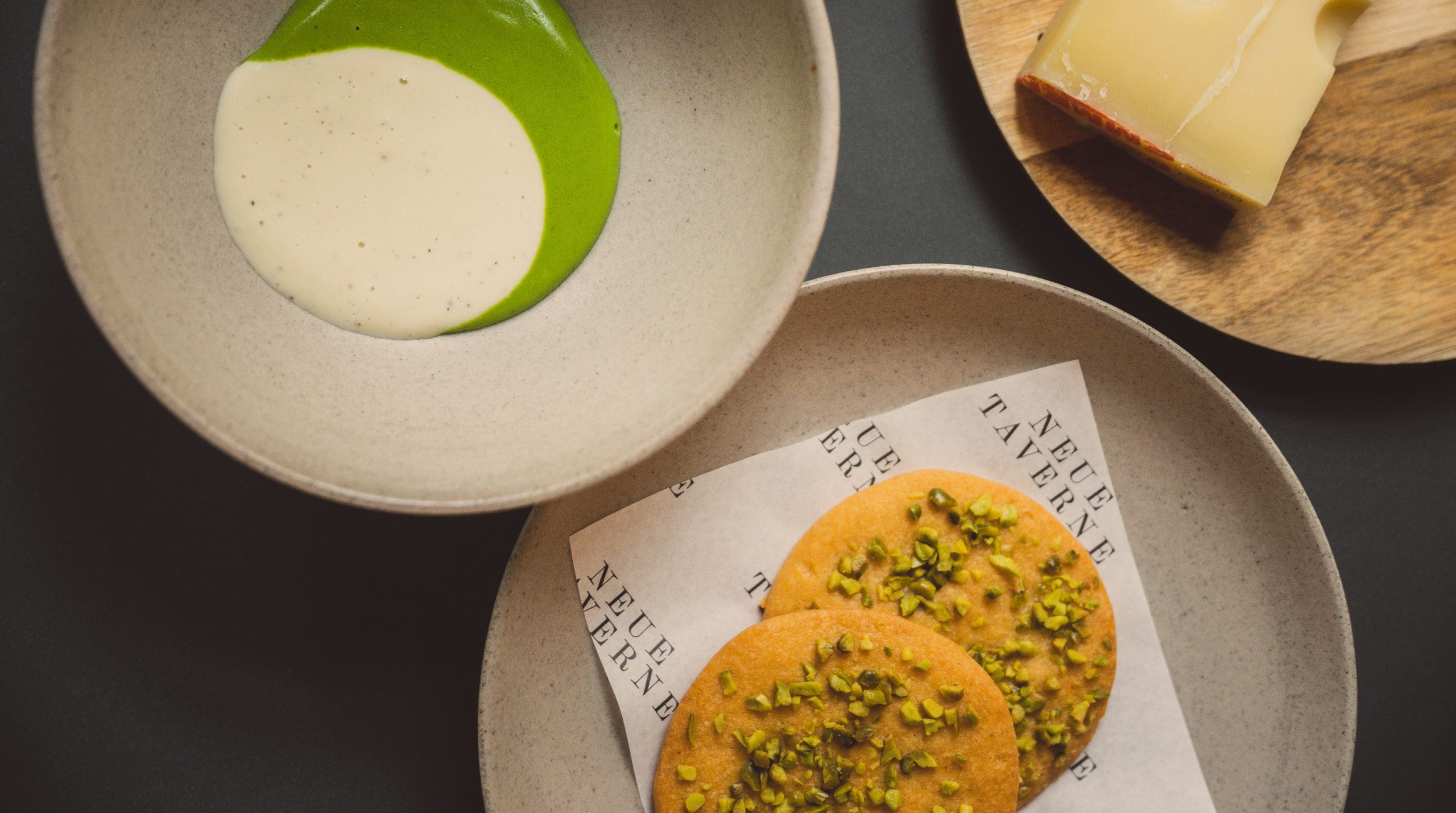 Pistazien-Shortbread mit Schweizer Emmentaler AOP und Saucen-Dip