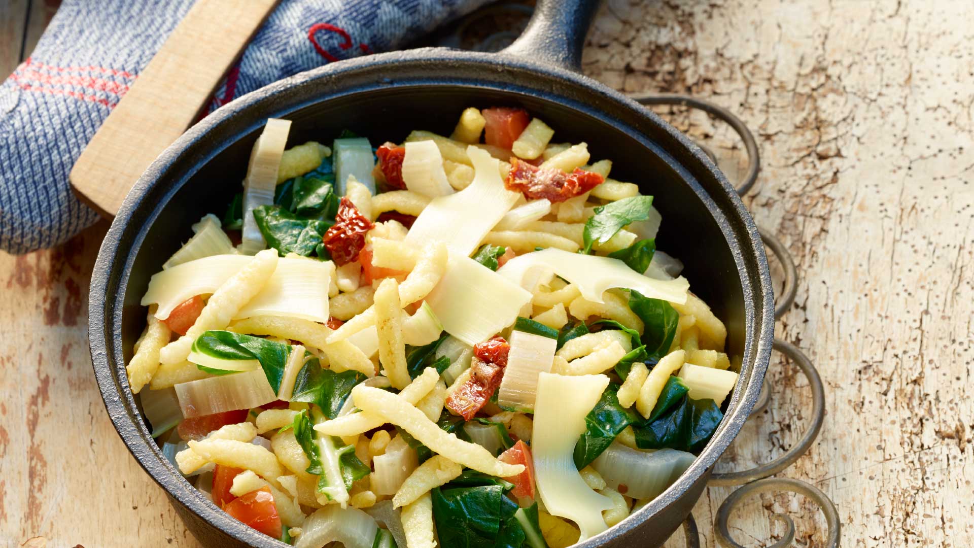 Spätzlepfanne mit Mangold und Schweizer Emmentaler AOP