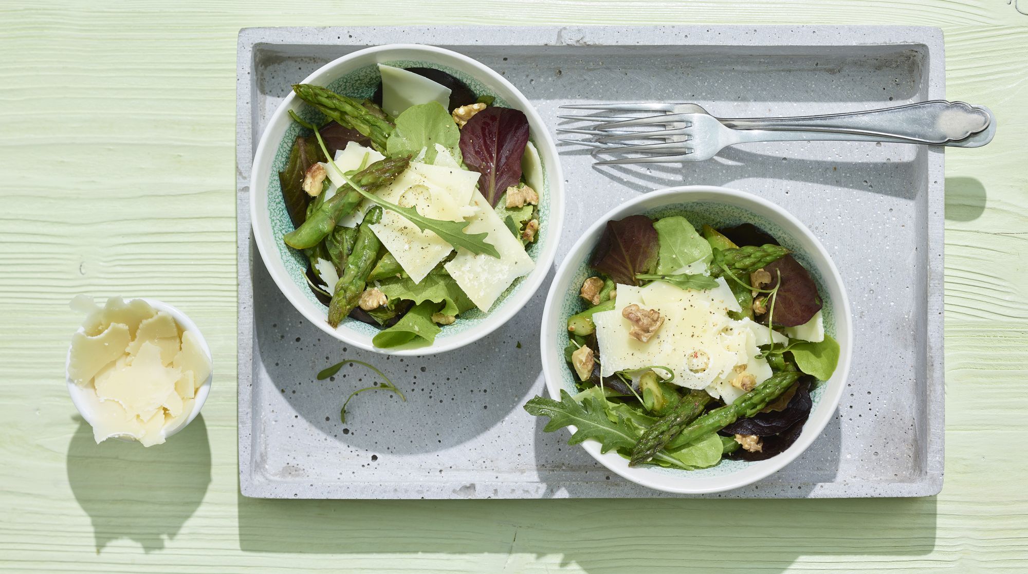 Salat mit grünem Spargel und Schweizer Emmentaler AOP
