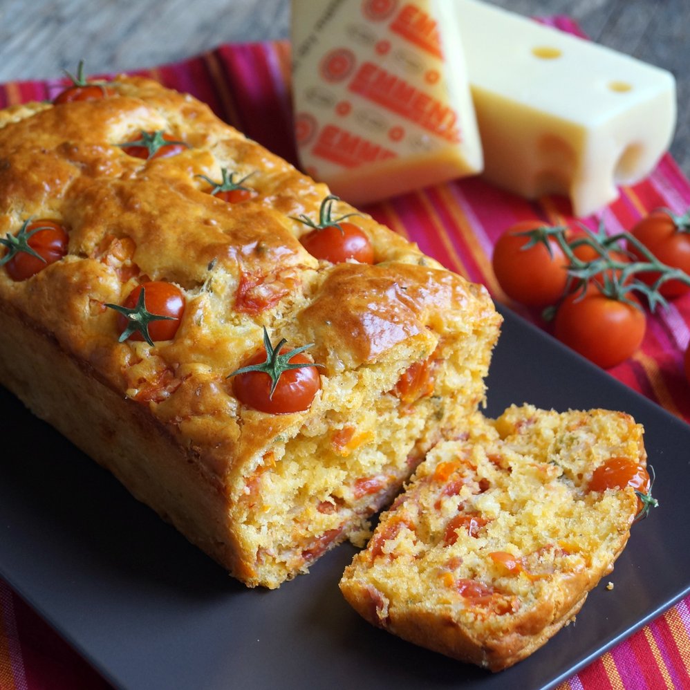 Herzhafter Kuchen mit Cherrytomaten und Schweizer Emmentaler AOP