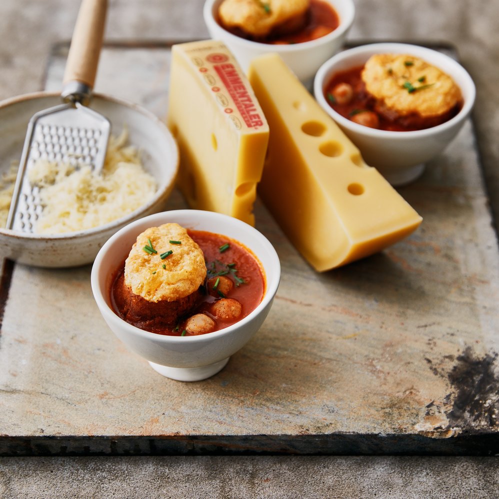 Tomatensuppe mit Fleischbällchen und Schweizer Emmentaler AOP