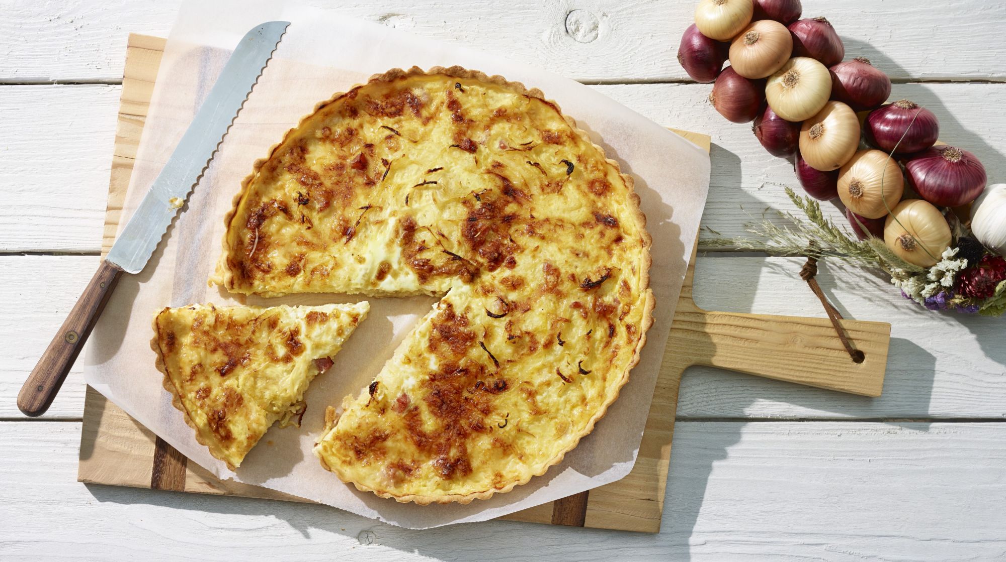 Zwiebelkuchen mit Speck und Schweizer Emmentaler AOP