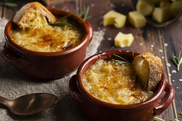 Zwiebelsuppe mit Schweizer Emmentaler AOP