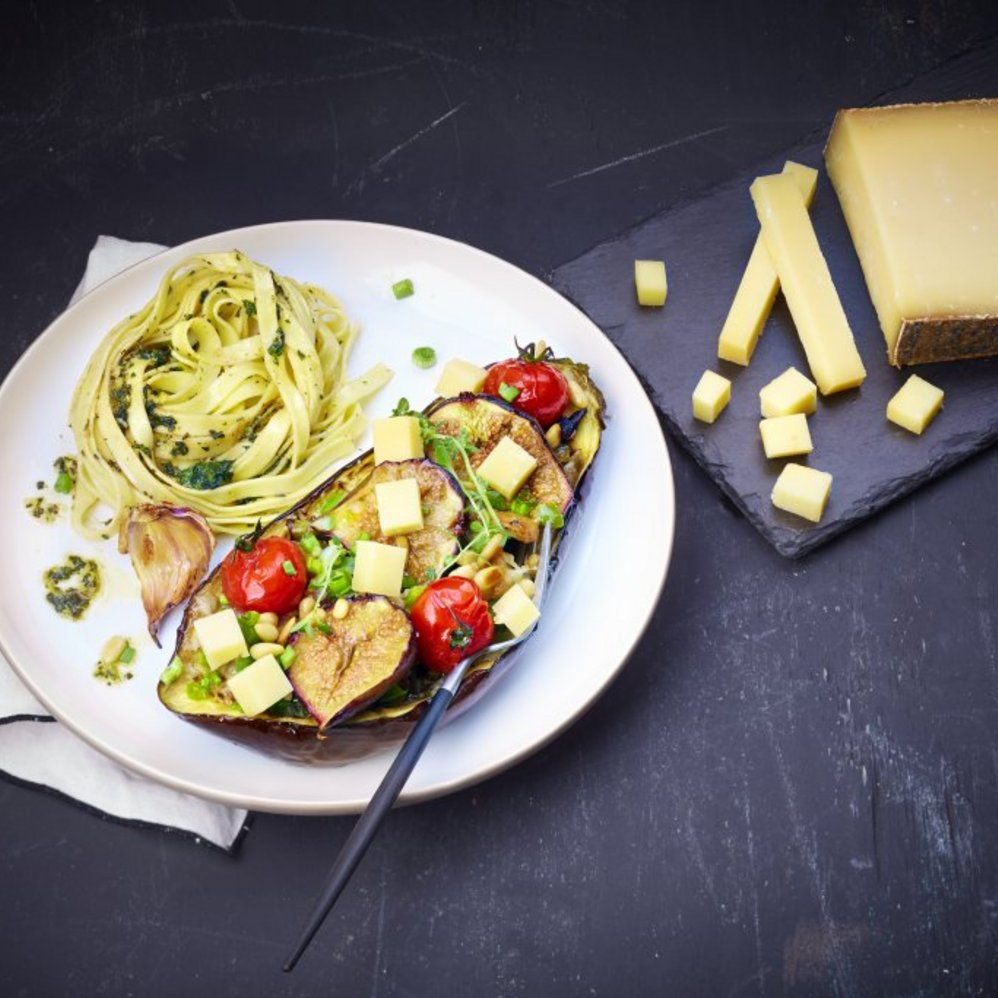 Tagliatelle mit Minzpesto, Aubergine und Le Gruyère AOP