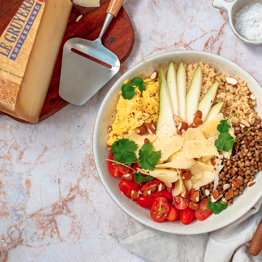 Breakfast bowl mit Rührei und Le Gruyère AOP