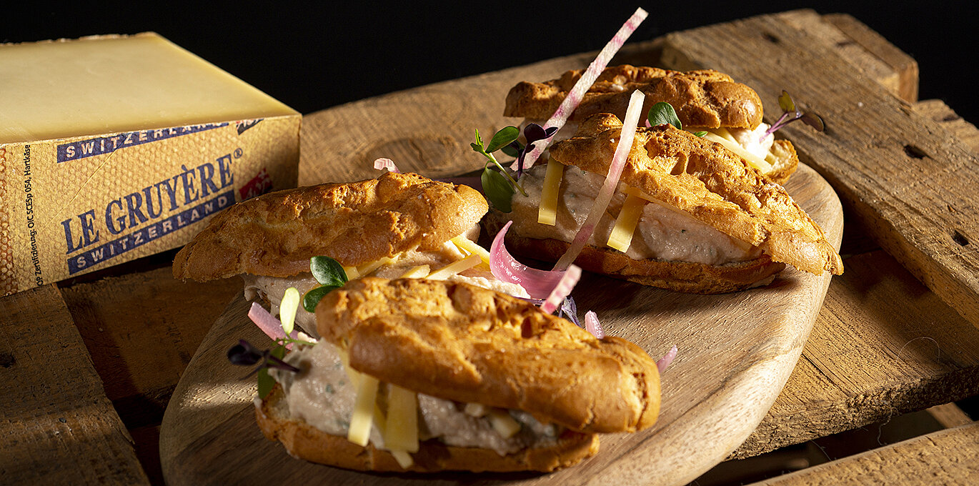 Eclairs mit Schinkenmousse und Le Gruyère AOP