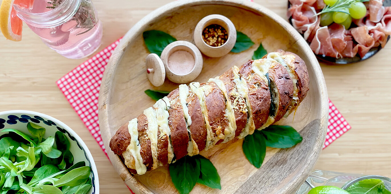 Knoblauch-Baguette mit Basilikum und Le Gruyère AOP