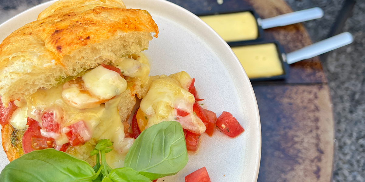 Gegrillte Focaccia mit Tomaten und Raclette Suisse® | Schweizer Käse