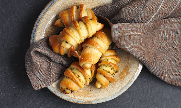 Hefehörnchen mit Knoblauchbutter und Sbrinz AOP