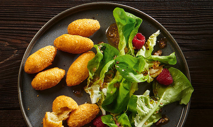 Sbrinz AOP Nuggets mit grünem Salat und Himbeeren