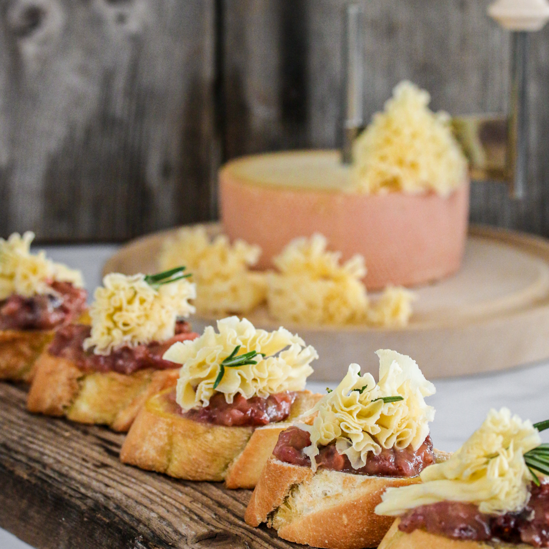 Crostini mit Rhabarber-Chutney und Tête de Moine AOP | Schweizer Käse