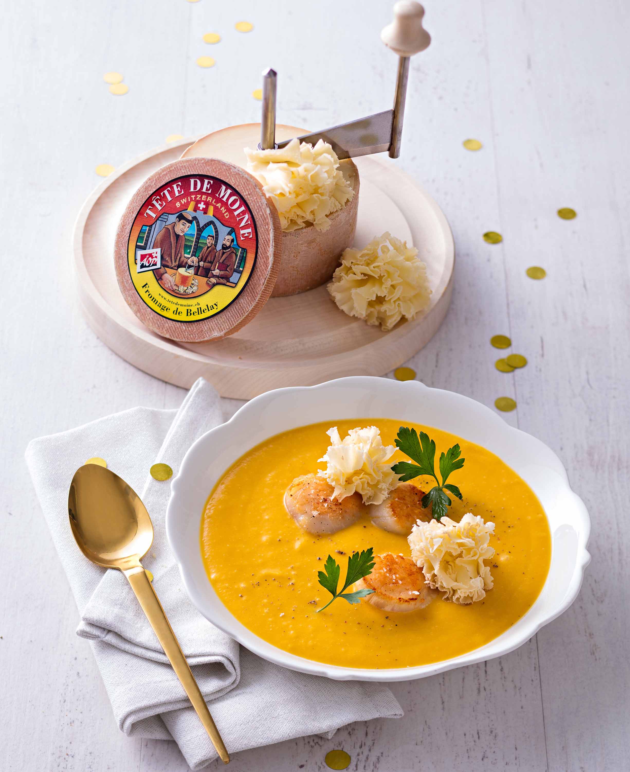 Kürbiscremesuppe mit Jakobsmuscheln und Tête de Moine AOP