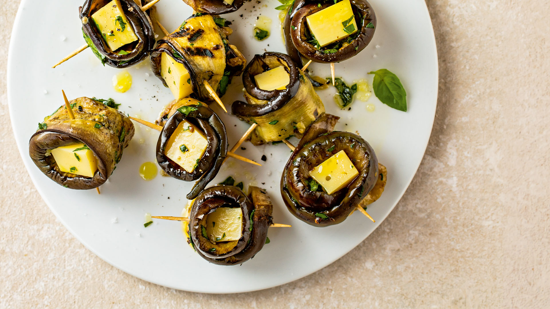 Gegrillte Auberginenröllchen mit Schweizer Tilsiter