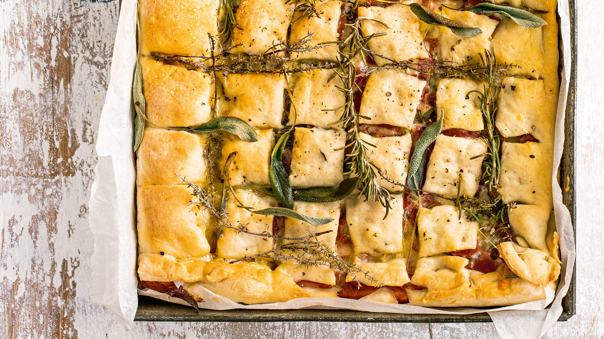 Frisches Ofenbrot mit Schinken und Schweizer Tilsiter