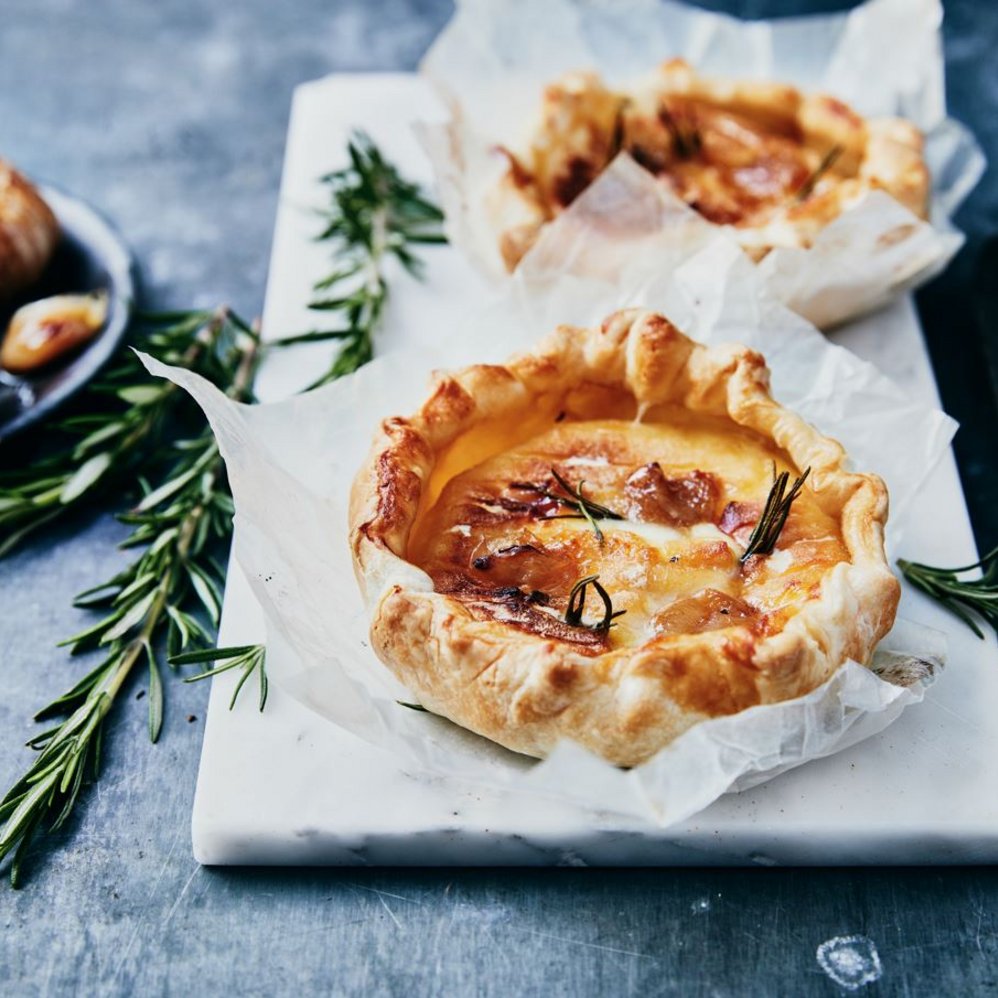 Tartelettes mit Honig, Rosmarin und Tomme Vaudoise