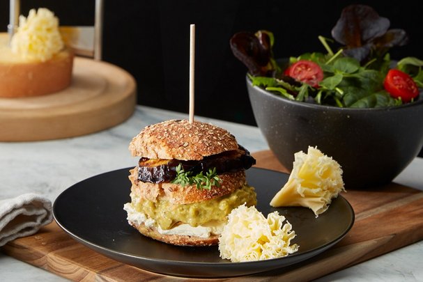 Veggie-Burger mit Aubergine und Tête de Moine AOP