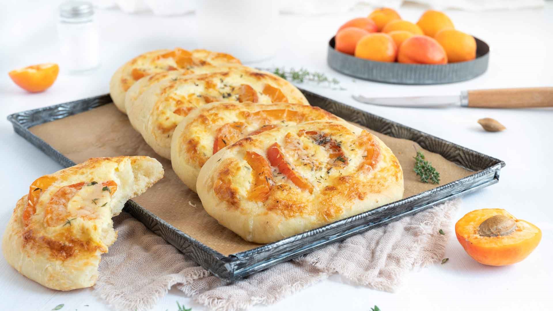 Aprikosen-Focaccia mit Schweizer Tilsiter