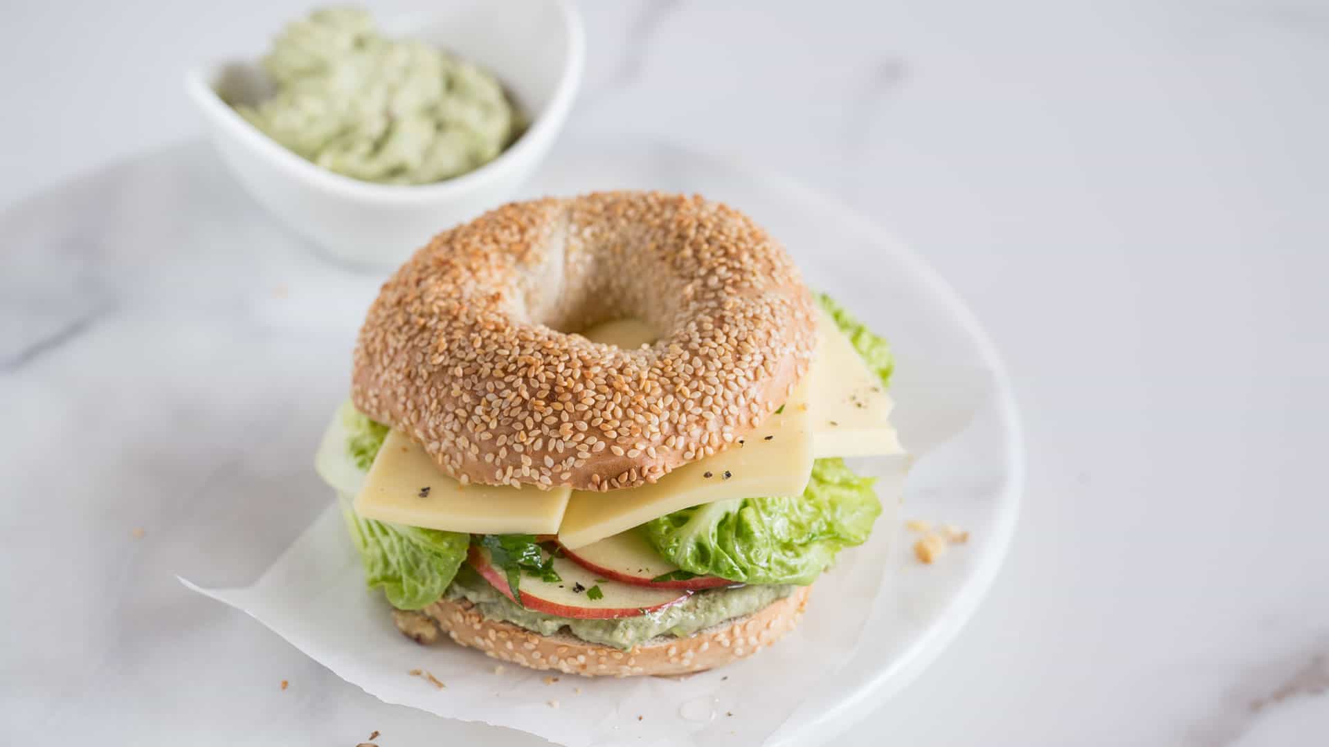 Bagel mit Guacamole, Apfel und Schweizer Tilsiter