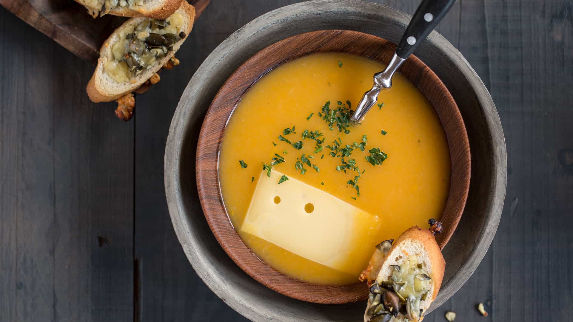 Thurgauer Kürbissuppe mit Schweizer Tilsiter-Crostini