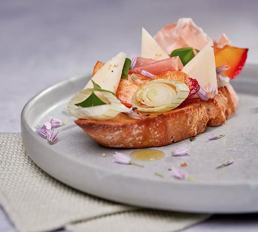Crostini mit Schinken, Nektarine und Vacherin Fribourgeois AOP ...