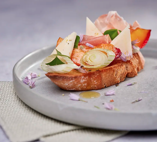 Crostini mit Schinken, Nektarine und Vacherin Fribourgeois AOP