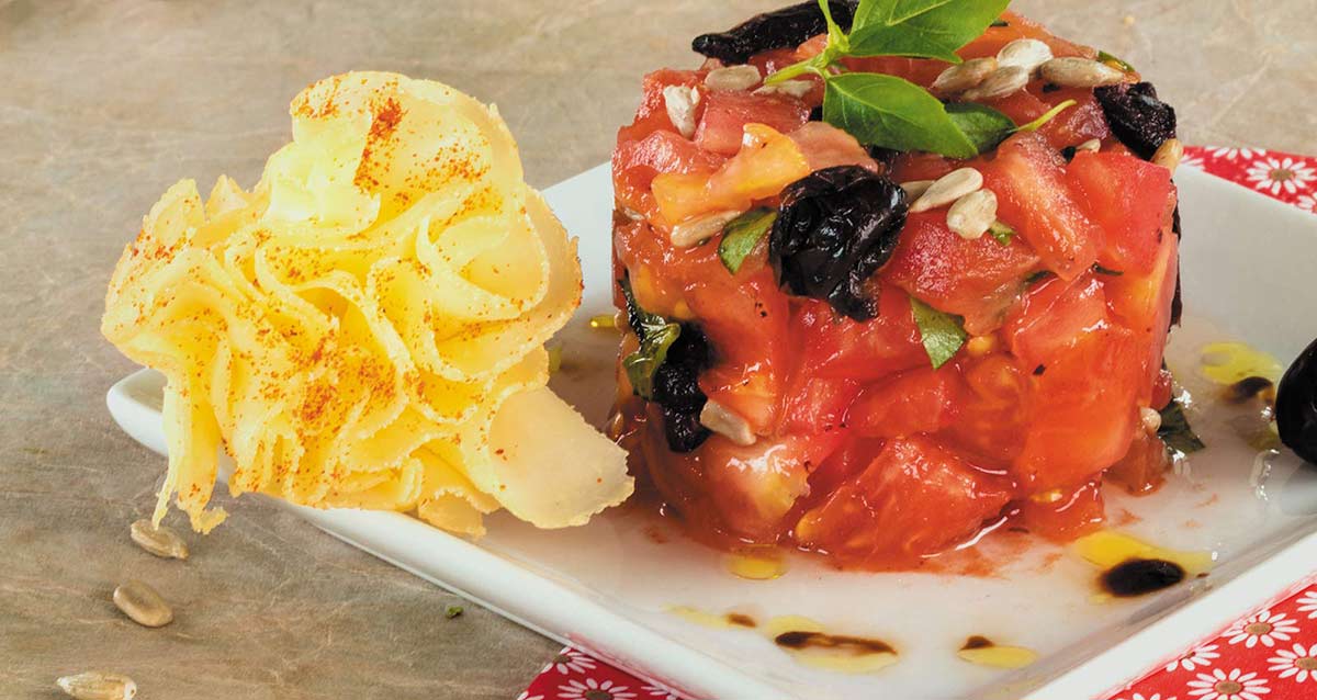 Ochsenherztomaten-Tatar mit Tête de Moine AOP | Schweizer Käse