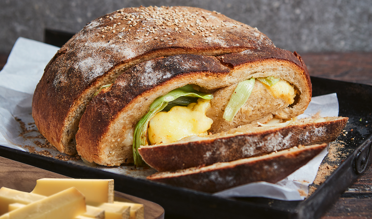 Gefülltes Sesambrot mit mit L‘Etivaz AOP, Lauch und Honig