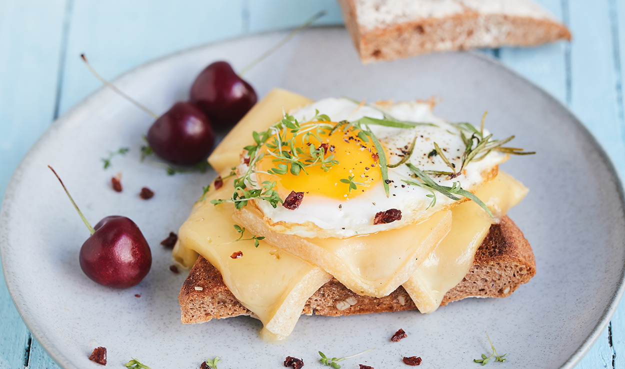 Rustikales Sauerteigbrot mit Raclette du Valais AOP