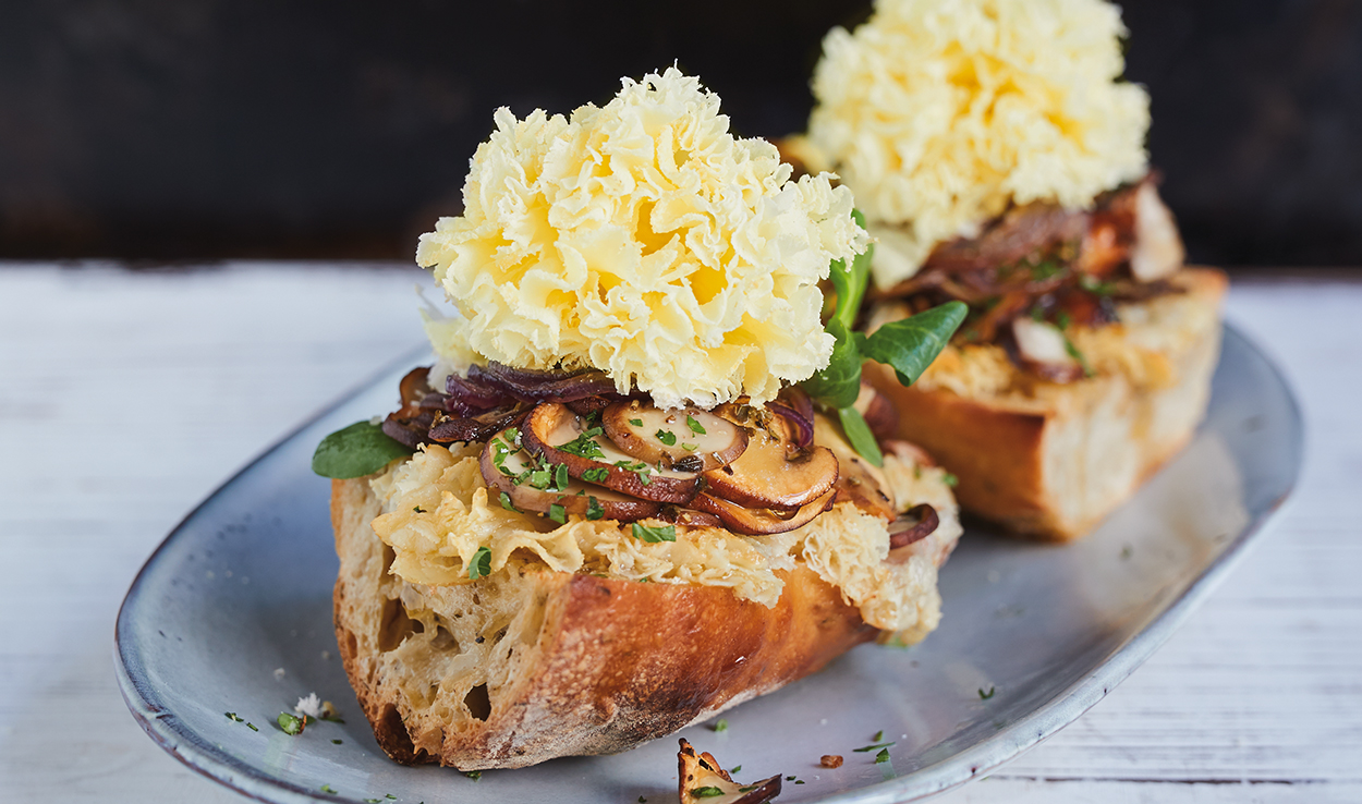 Geröstetes Ciabatta mit Tête de Moine AOP und Pilzen