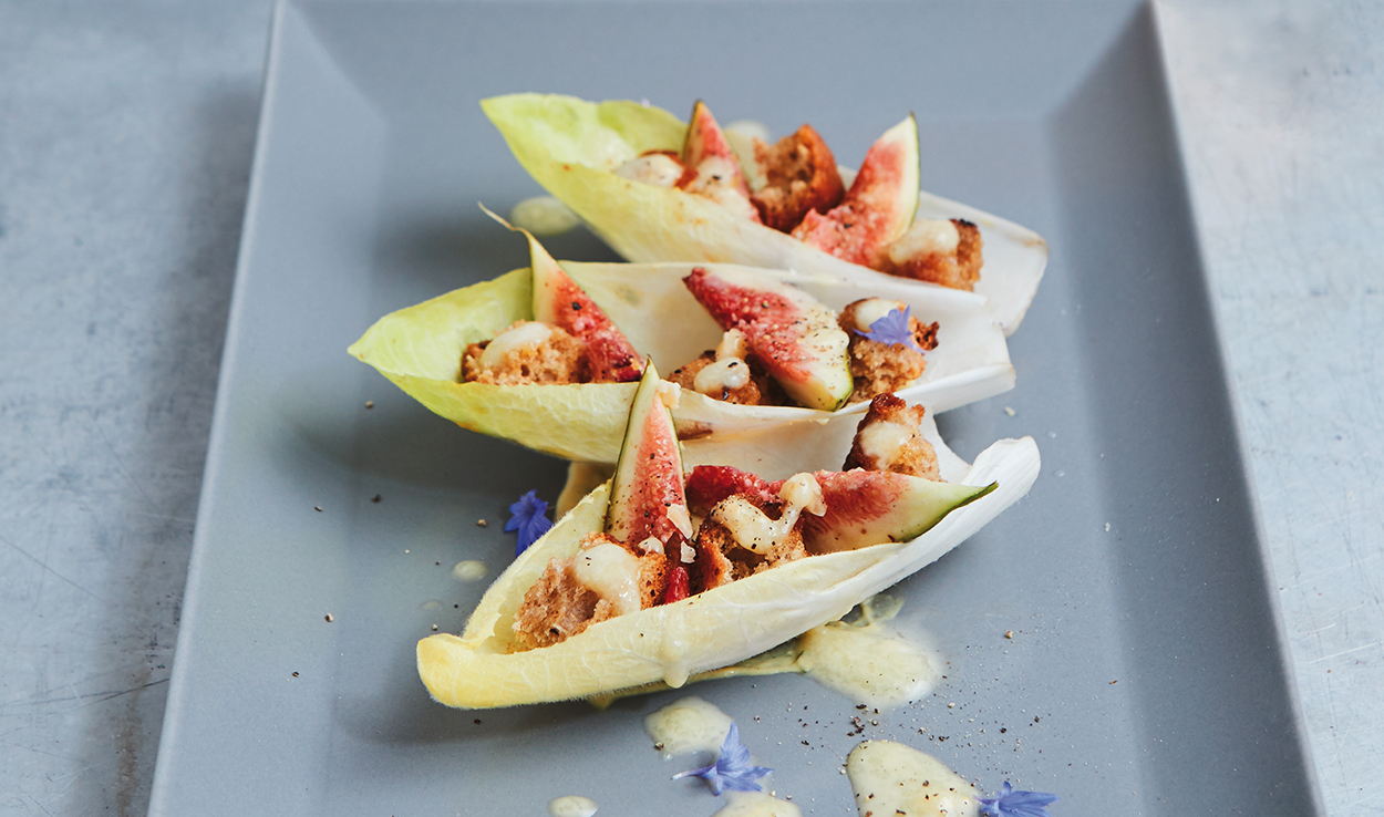 Sodabrot-Salat mit Vacherin Mont-d‘Or AOP auf Chicorée