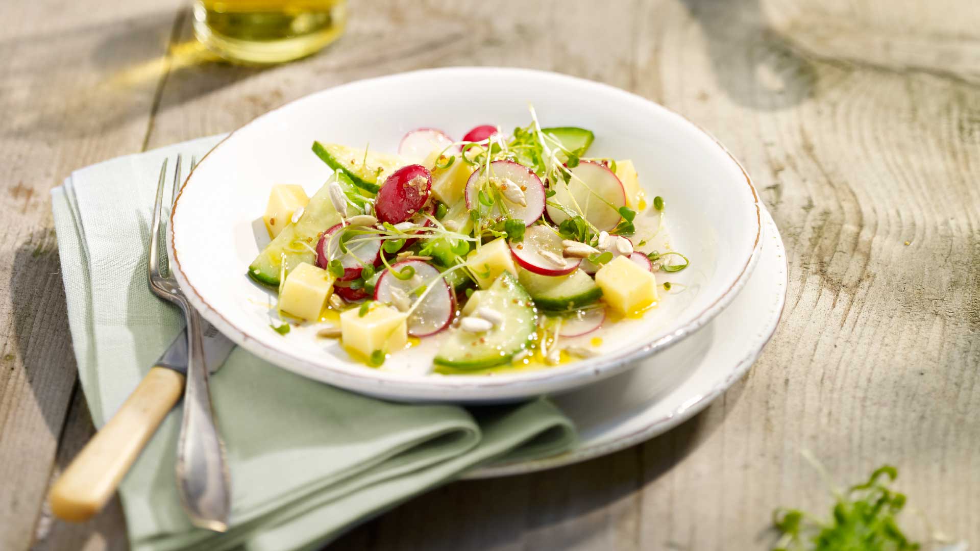 Gurken-Radieschensalat an Apfelsauce mit Schweizer Emmentaler AOP